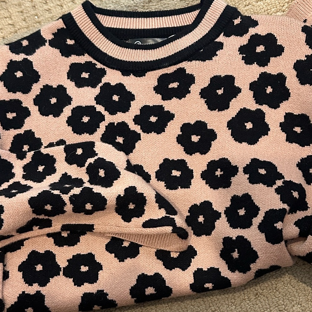 Chic Neutral Floral Knit Sweater Black & Beige Cozy Soft Boutique Style Top M - Picture 2 of 2